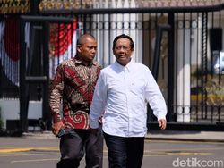 Jelang Pengumuman Kabinet, Mahfud MD Sambangi Istana Pakai Kemeja Putih Jelang Pengumuman Kabinet, Mahfud MD Sambangi Istana Pakai Kemeja Putih