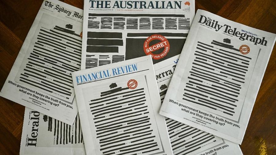 Berbagai koran di Australia menutup tulisan di halaman utama mereka dengan diblok hitam sebagai bagian dari kampanye kebebasan pers pada Senin, 21 Oktober 2019.