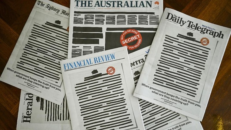 Berbagai koran di Australia menutup tulisan di halaman utama mereka dengan diblok hitam sebagai bagian dari kampanye kebebasan pers pada Senin, 21 Oktober 2019.