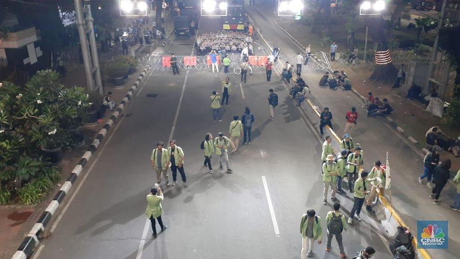 Aksi dilakukan bersamaan dengan rencana pengenalan calon menteri kabinet jilid II.