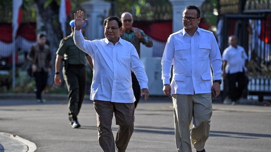 Menggunakan kemeja putih, Prabowo Subianto mengaku diminta Jokowi untuk membantu Presiden Joko Widodo di bidang pertahanan.