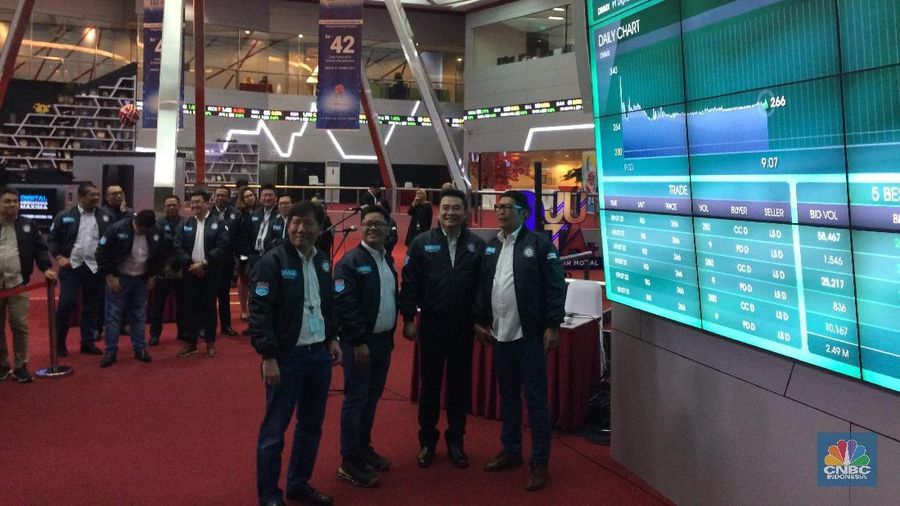 Pecatatan perdana PT Digital Mediatama Maxima Tbk (DMMX) di BEI (CNBC Indonesia/Syahrizal Sidik)