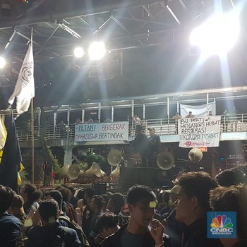 Gagal Demo Istana, Massa BEM SI Tertahan di Patung Kuda