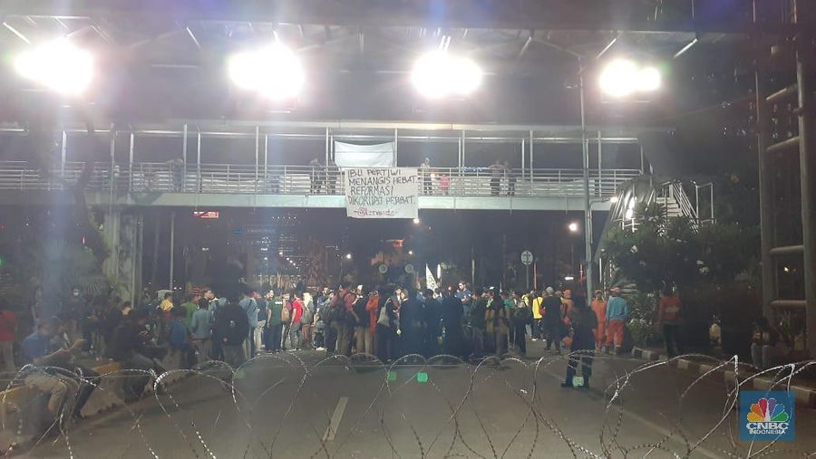 Aksi dilakukan bersamaan dengan rencana pengenalan calon menteri kabinet jilid II.