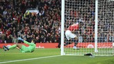 Gol Marcus Rashford sempat diprotes pihak Liverpool karena menganggap Divock Origi dilanggar Victor Lindelof sebelum gol terjadi. (AP Photo/Jon Super)