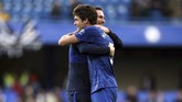 Marcos Alonso berpelukan dengan manajer Chelsea Frank Lampard setelah menjadi pencetak gol kemenangan Chelsea atas Newcastle United. Kemenangan 1-0 atas Newcastle membuat Chelsea masih berada di zona empat besar. (Steven Paston/PA via AP)
