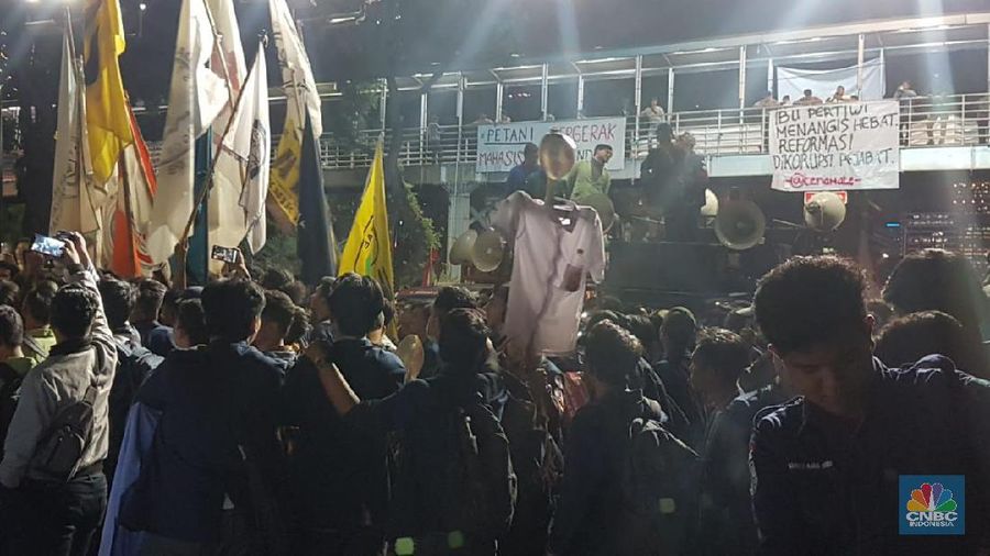 Aksi dilakukan bersamaan dengan rencana pengenalan calon menteri kabinet jilid II.