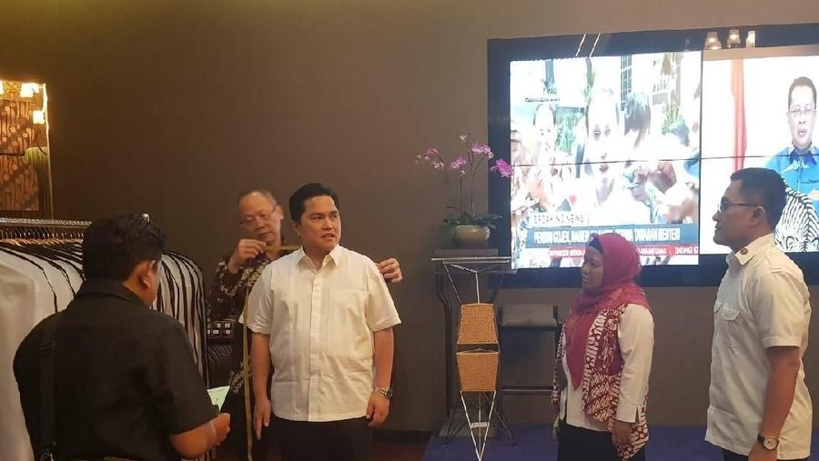 Seragam kemeja putih yang akan dipakai para calon menteri dipasok oleh toko jahit di kawasan Wahid Hasyim, Tanah Abang, Jakpus.