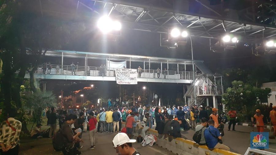 Aksi dilakukan bersamaan dengan rencana pengenalan calon menteri kabinet jilid II.