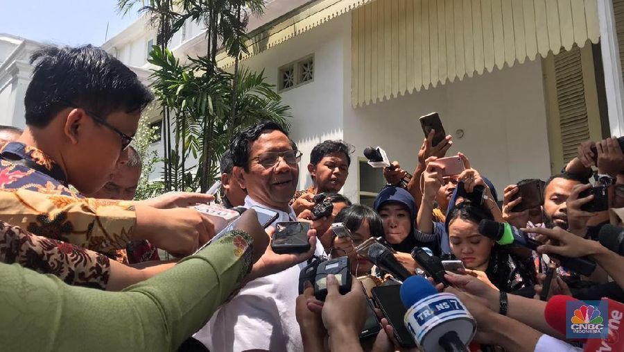 Mahfud mengonfirmasi dia diminta menjadi menteri oleh Jokowi.
