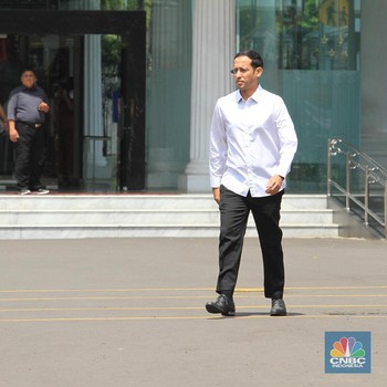 Berkemeja Putih, Nadiem Bertemu Jokowi di Istana Negara