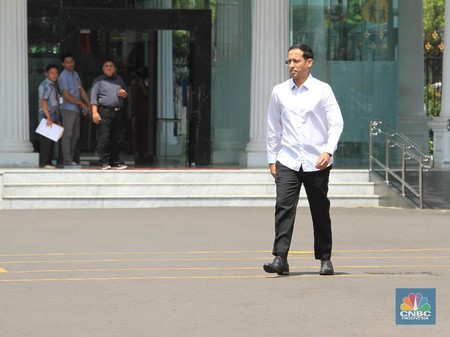 Berkemeja Putih, Nadiem Bertemu Jokowi di Istana Negara