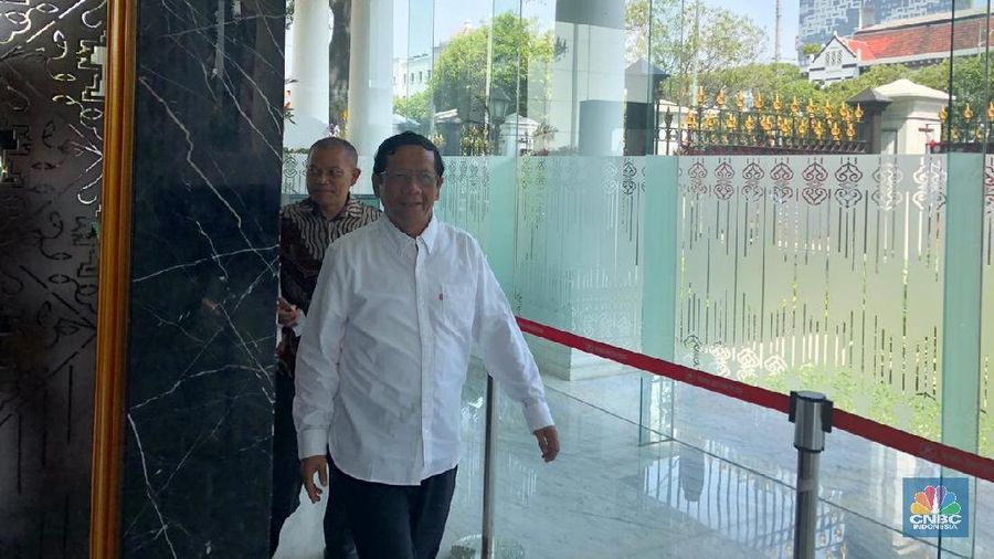 Mantan Ketua Mahkamah Konstitusi, Mahfud MD, hari ini dipanggil ke Istana Negara dalam rangka seleksi menteri oleh Presiden Joko Widodo (Jokowi).