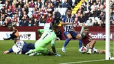 Jack Grealish menuntaskan peluang untuk membawa Aston Villa mengimbangi Brighton & Hove Albion pada babak pertama. The Villans pada akhirnya menang 2-1 atas Brighton. (Nick Potts/PA via AP)