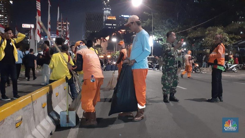Aksi dilakukan bersamaan dengan rencana pengenalan calon menteri kabinet jilid II.