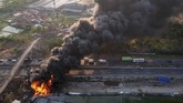 Asap hitam membumbung tinggi di sekitar lokasi kebakaran pipa minyak milik Pertamina yang terbakar di dekat Jalan Tol Purbaleunyi Kilometer 130 Pasirkoja-Pasteur. (ANTARA FOTO/Raisan Al Farisi)