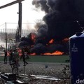 Habis Pipa Terbakar, Pertamina Bersihkan Sisa Tumpahan BBM