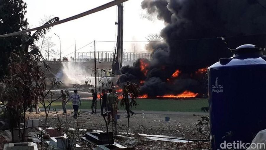 Usai pipa terbakar kemarin siang, Pertamina kini fokus membersihkan sisa BBM yang tertumpah di jalanan 