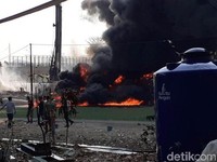 Habis Pipa Terbakar, Pertamina Bersihkan Sisa Tumpahan BBM