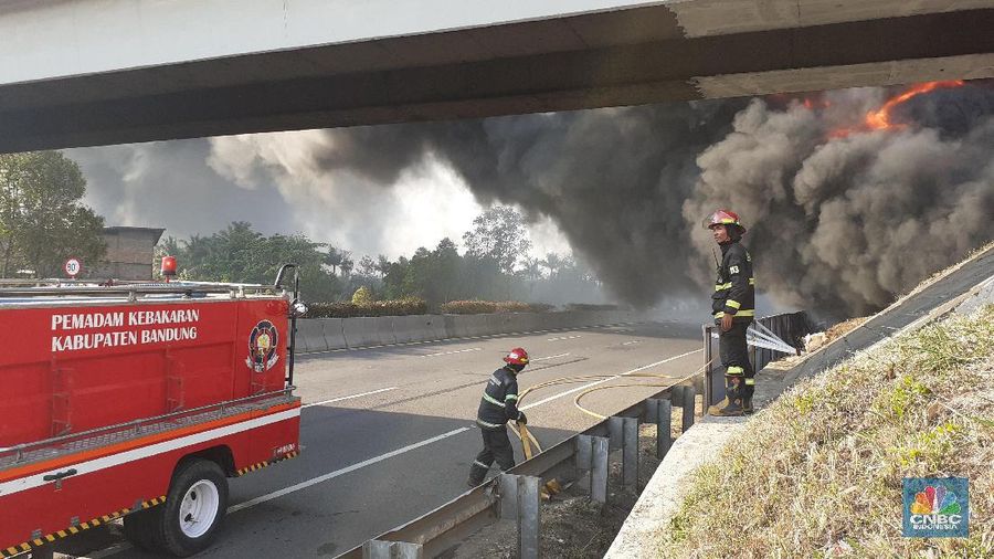 Polisi melakukan rekayasa lalu lintas di Tol Puerbaleunyi.