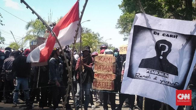 Mahasiswa Kendari Kembali Demo, Dua Aparat Kena Pukul