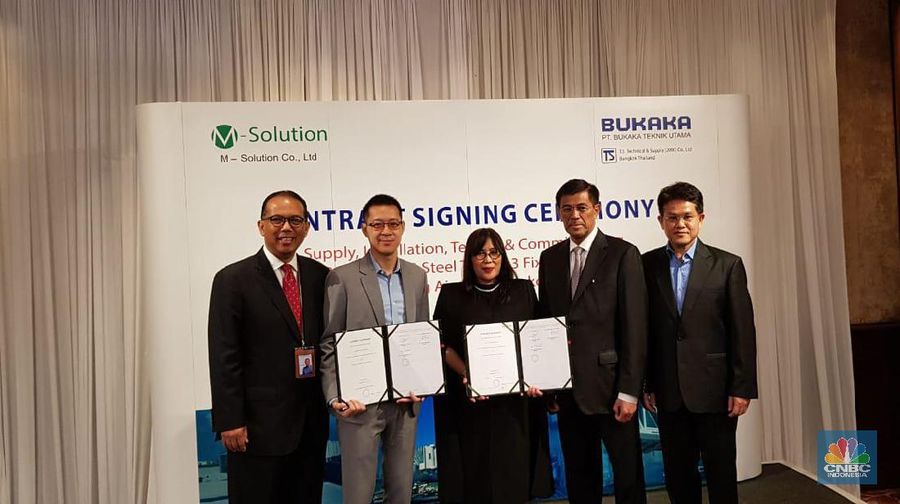PT Bukaka Teknik Utama Tbk menandatangani kontrak penjualan
33 unit boarding bridge (garbarata) dengan M-Solutions Co., Ltd.