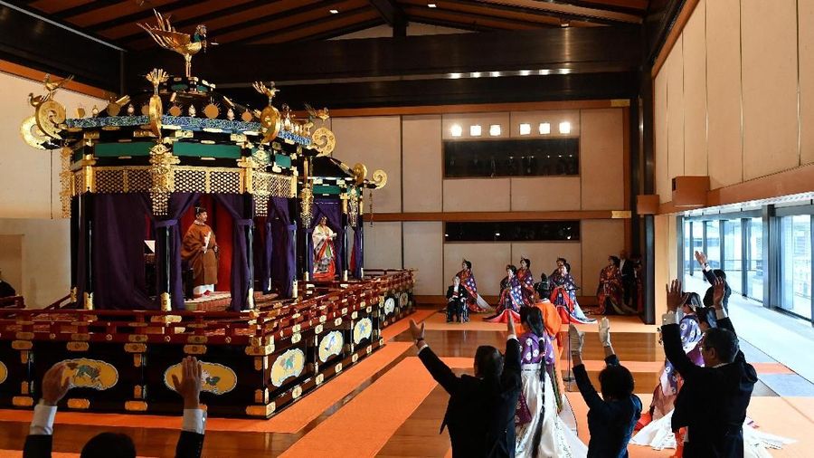 Kaisar Jepang Naruhito secara resmi mengumumkan kenaikannya ke atas takhta dalam upacara tradisional.