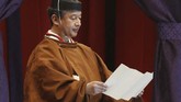 Dalam kegiatan puncak, Naruhito mengenakan jubah kekaisaran lengkap dengan mahkota dan membaca sumpah kekaisaran. (Photo by STR / Japan Pool via Jiji Press / AFP) / Japan OUT