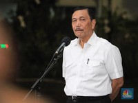 Perintah Luhut ke TNI Hingga Polri: Awasi Kerumunan Warga!