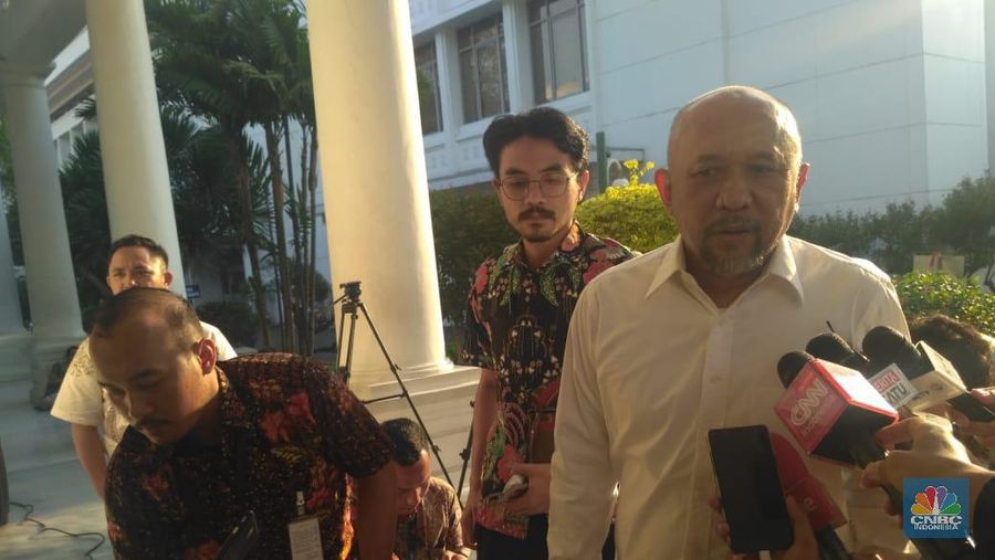 Eks Kepala Staf Kepresidenan (KSP) Teten Masduki hadir juga di Istana Negara dengan menggunakan kemeja berwarna putih.