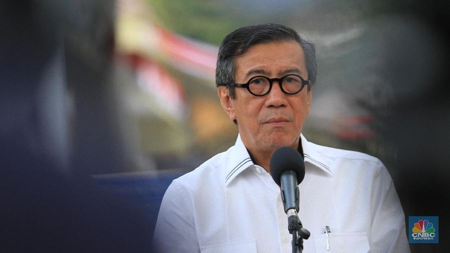 Menteri Hukum dan HAM Yasonna H Laoly ternyata telah mencopot Ronny F Sompie dari kursi Direktur Jenderal Imigrasi Kemenkumham.