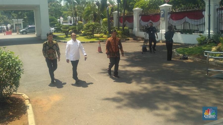 Politisi Partai Golkar Zainudin Amali datang ke Istana Negara. Zainudin pun menggunakan kemeja putih.