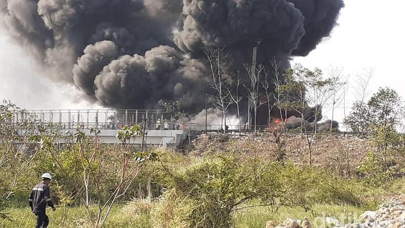 Kebakaran tersebut diduga berasal dari kebocoran pipa minyak milik Pertamina.