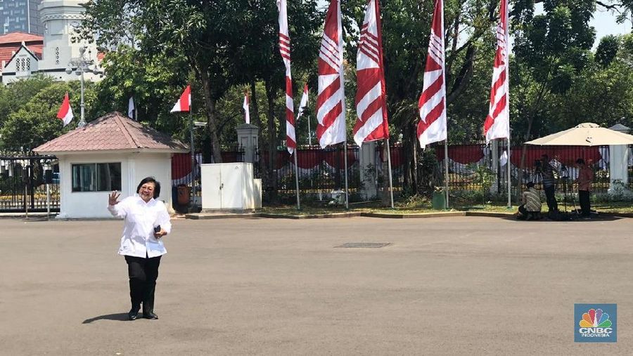 Siti Nubaya Bakar, yang merupakan mantan Menteri Lingkungan Hidup dan Kehutanan pun hadir di Istana.
