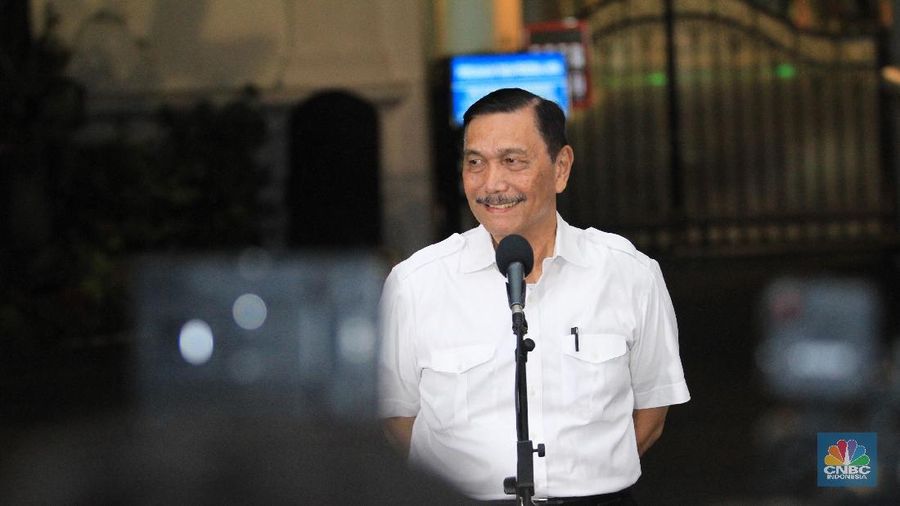Menko Luhut mulai menyinggung soal komoditas bauksit, di mana RI memiliki cadangan terbesar di dunia. 