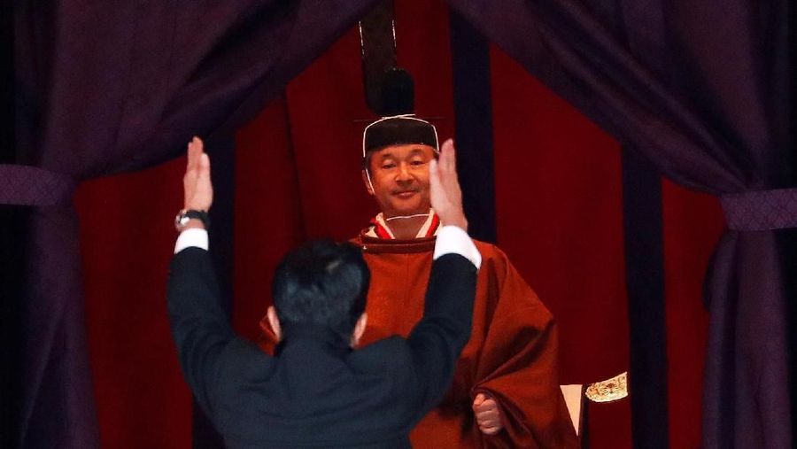 Kaisar Jepang Naruhito secara resmi mengumumkan kenaikannya ke atas takhta dalam upacara tradisional.