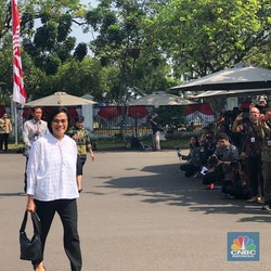 Pakai Baju Putih, Sri Mulyani Tiba di Istana Negara