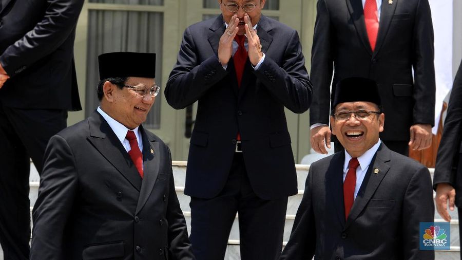 Menteri Pertahanan (Menhan) Prabowo Subianto baru saja dilantik sebagai anggota Kabinet Indonesia Maju 2019-2024, ia didampingi oleh putranya Didit Hediprasetyo