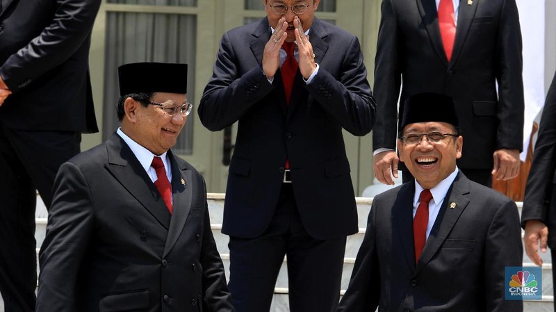 Menteri Pertahanan (Menhan) Prabowo Subianto baru saja dilantik sebagai anggota Kabinet Indonesia Maju 2019-2024, ia didampingi oleh putranya Didit Hediprasetyo