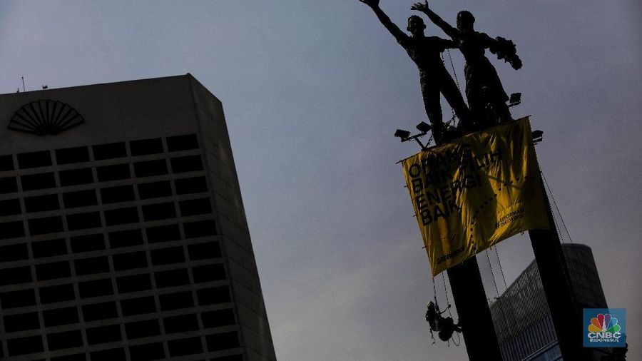 Aksi Aktivis Greenpeace Manjat Patung Selamat Datang pada Rabu, 23 Oktober 2019 (CNBC Indonesia/Andrean Kristianto)
