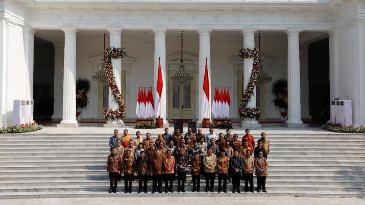 Duduk Bersila Gaya Jokowi Kenalkan Kabinet Indonesia Maju