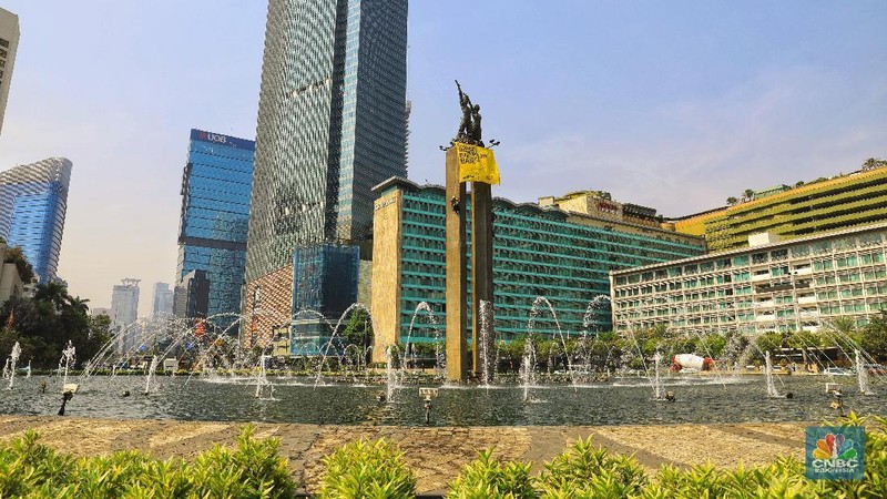 Greenpeace menyuarakan tuntutan mereka pada pemerintah dengan mengibarkan spanduk di patung ikonik Jakarta.