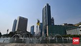 Spanduk raksasa juga terlihat dibentangkan aktivis di Patung Selamat Datang, Jakarta Pusat, Rabu (23/10). (CNN Indonesia/ Daniela Dinda)