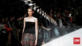 Sebanyak 48 look ditampilkan dengan mengejawantahkan wastra Nusantara ke dalam bentuk mode kontemporer. (CNN Indonesia/ Andry Novelino)