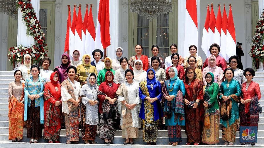 Nadiem Makariem didampingi Istri Franka Franklin usai pelantikan menteri Kabinet Indonesia Maju.