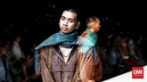 Kain lurik, batik, songket, dan tenun tak lagi kaku. Mereka menjelma outer, jumpsuit, serta ragam potongan lain yang lebih kasual dan modern. (CNN Indonesia/ Andry Novelino)