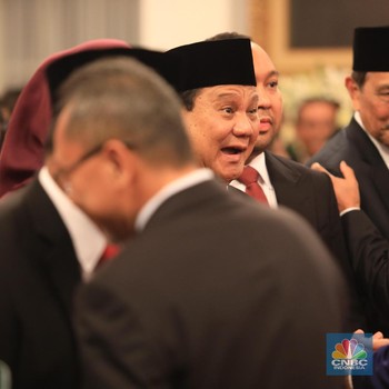 Didampingi Didit, Prabowo Sumringah Saat Dilantik Jadi Menhan