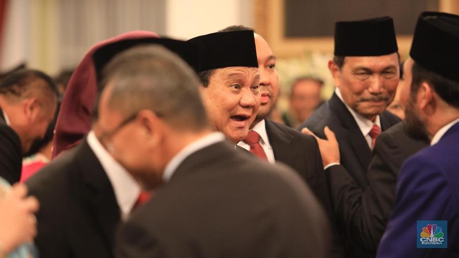 Menteri Pertahanan (Menhan) Prabowo Subianto baru saja dilantik sebagai anggota Kabinet Indonesia Maju 2019-2024, ia didampingi oleh putranya Didit Hediprasetyo