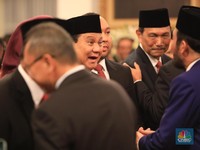 Didampingi Didit, Prabowo Sumringah Saat Dilantik Jadi Menhan