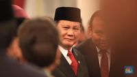 Didampingi Didit, Prabowo Sumringah Saat Dilantik Jadi Menhan